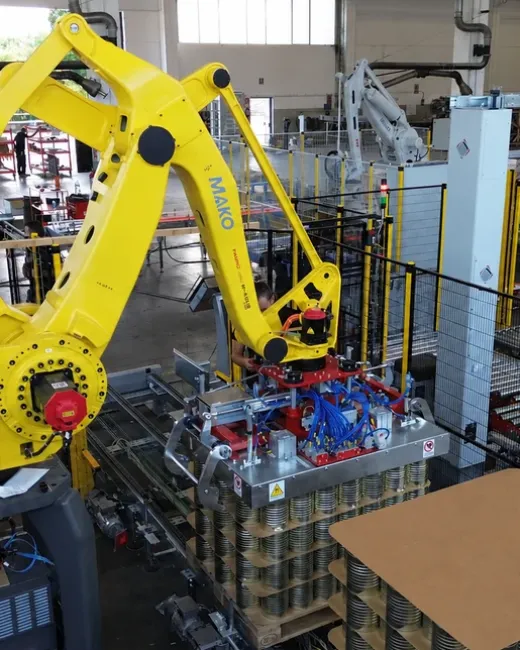 Robot di pallettizzazione Mako in funzione nello stabilimento durante la movimentazione di barattoli su pallet